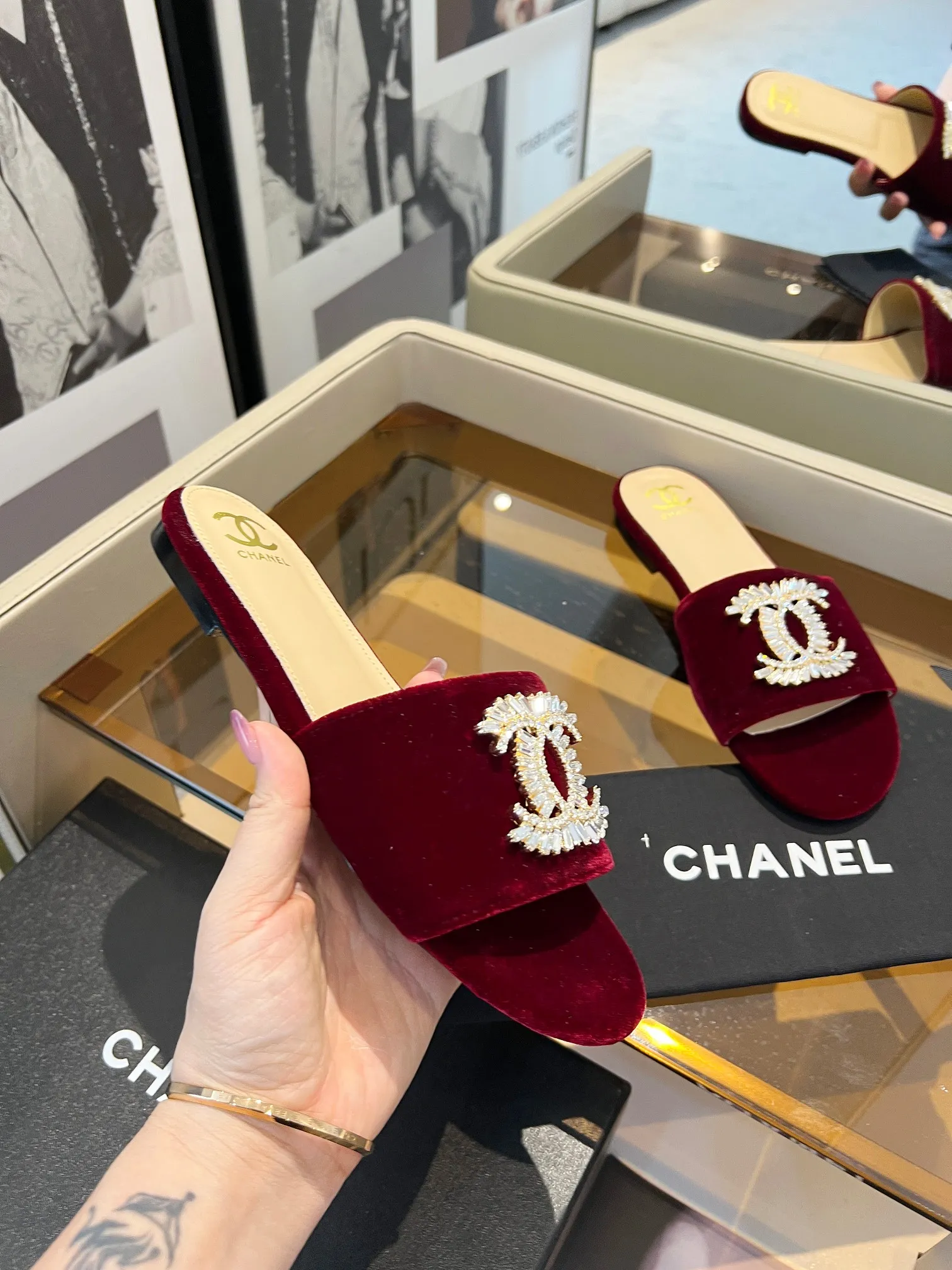 👟👟Ex-factory price 420👟👟 Genuine leather bottom +40 🎉🎉🎉Chanel Xiaoxiang C family sandals series official website synchronization, classic and elegant, casual wear 🌹🌹🌹🌹Original logo ~ Made of imported cowhide and C family custom fabrics, a variety of colors for the goddess to choose from! ❤️❤️❤️❤️ Code number: 36~40 (customized 35, 41, 42, 43, 44 are not returnable or exchangeable): Rubber leather sole +40